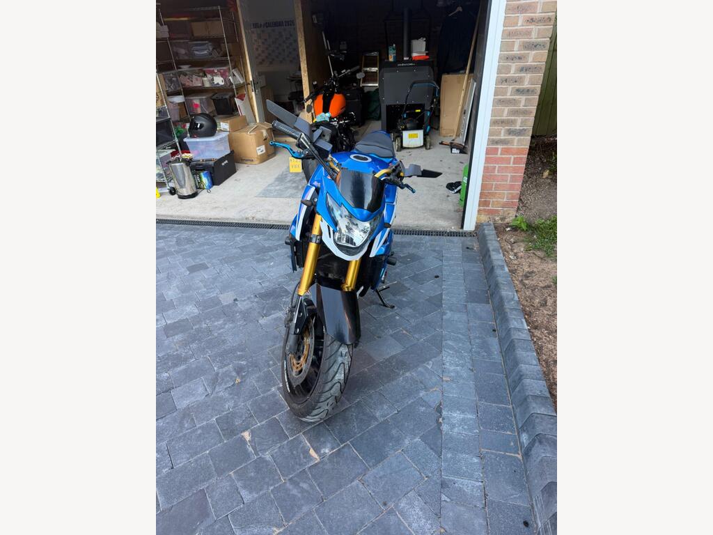 Suzuki GSR750