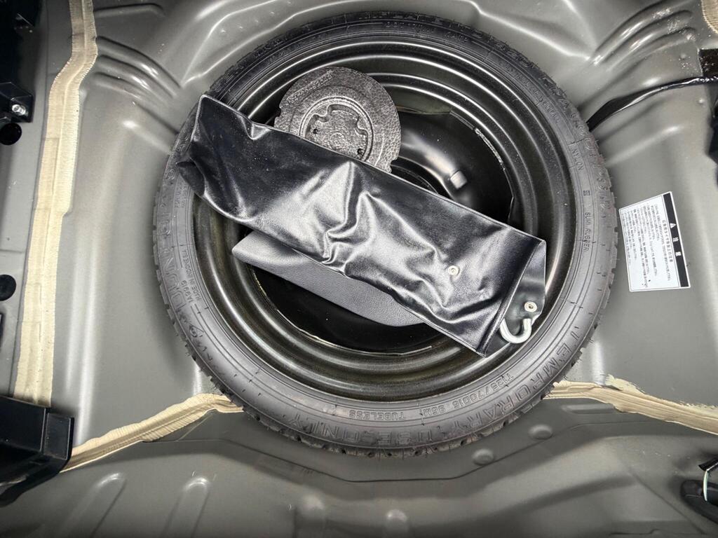 2016 Toyota Yaris thumbnail 25