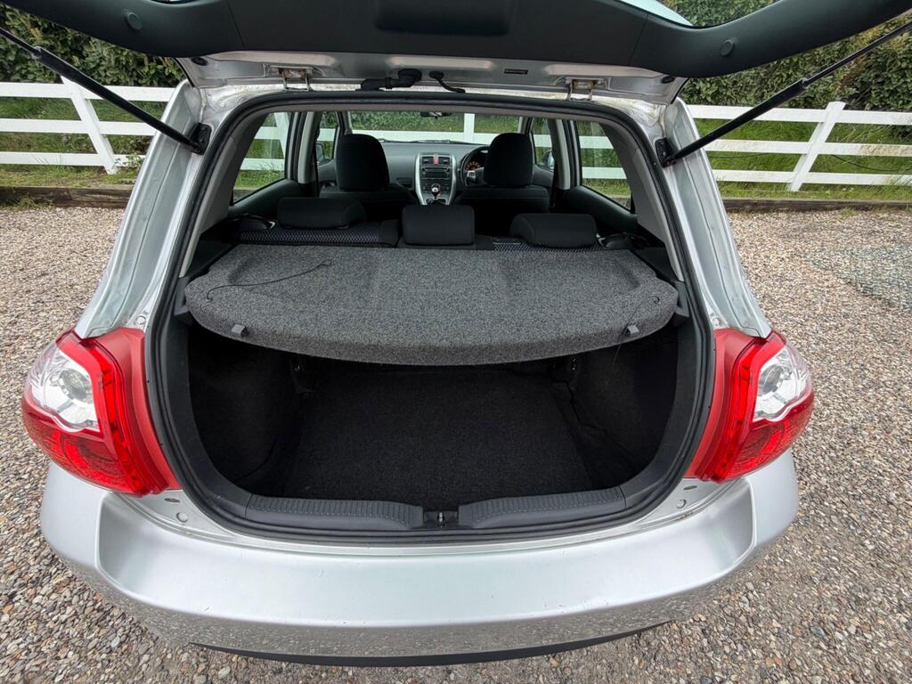 2010 Toyota Auris thumbnail 26