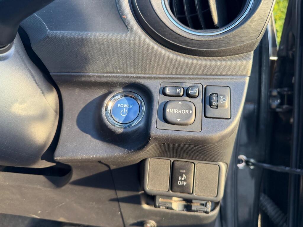 2013 Toyota Aqua thumbnail 21