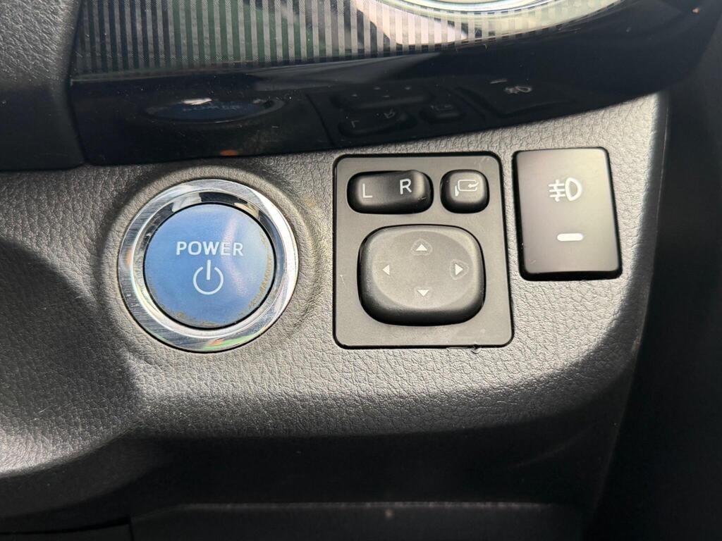 2017 Toyota Yaris thumbnail 25