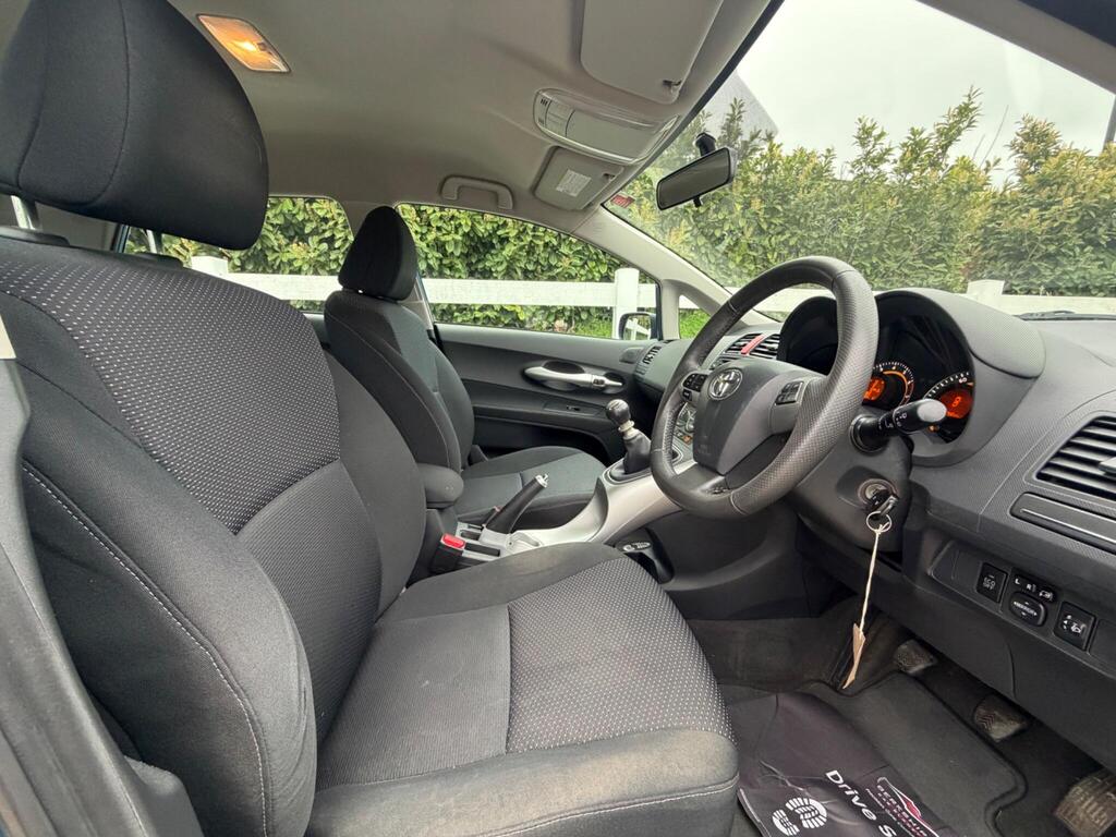 2012 Toyota Auris thumbnail 21