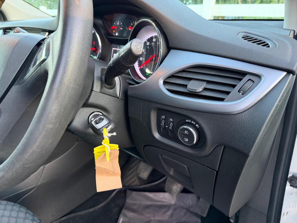 2018 Vauxhall Astra thumbnail 19