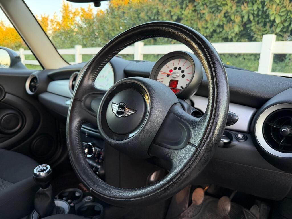 2010 MINI Hatch thumbnail 27