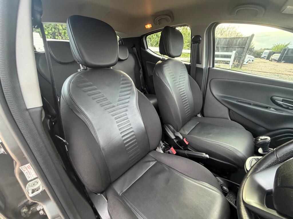 2013 Chrysler Ypsilon thumbnail 16