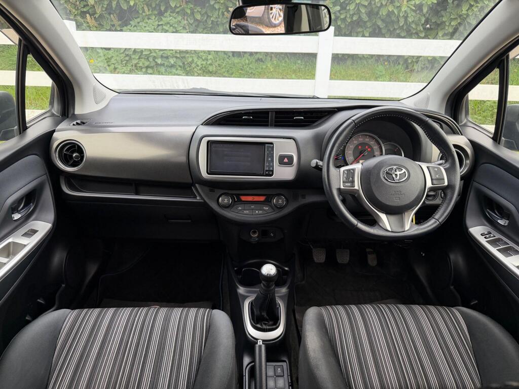 2016 Toyota Yaris thumbnail 2