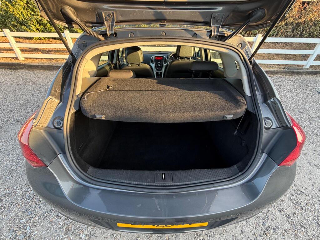2011 Vauxhall Astra thumbnail 26