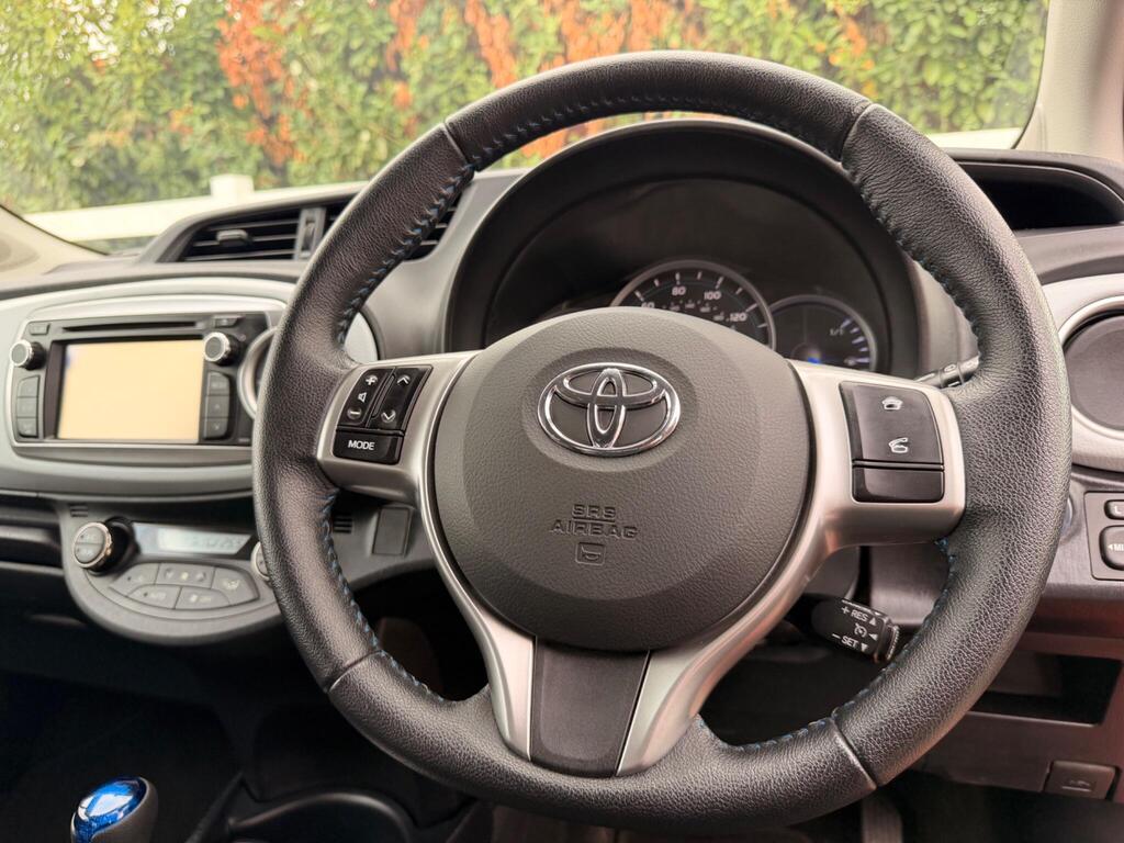 2014 Toyota Yaris thumbnail 45