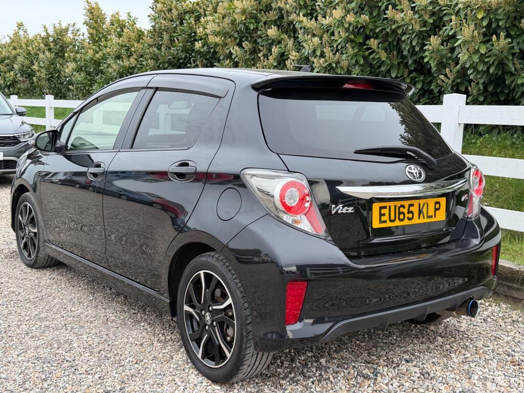 2016 Toyota Yaris thumbnail 3