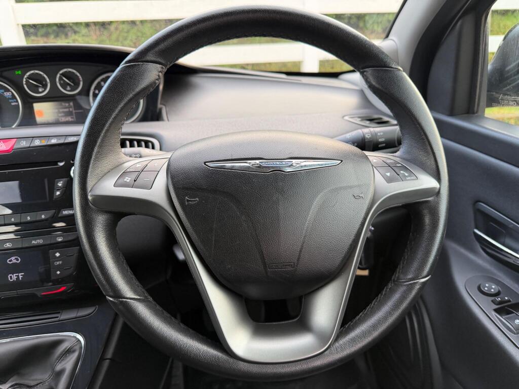 2013 Chrysler Ypsilon thumbnail 25