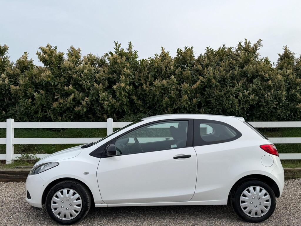 2010 Mazda Mazda2 thumbnail 9