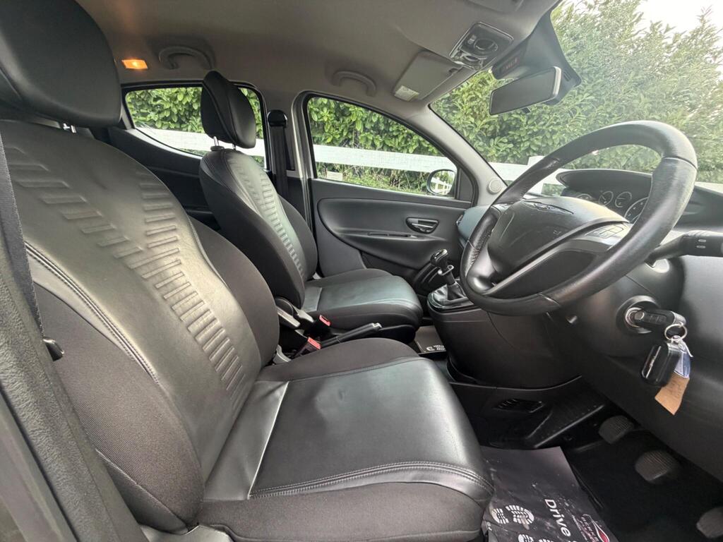 2013 Chrysler Ypsilon thumbnail 18