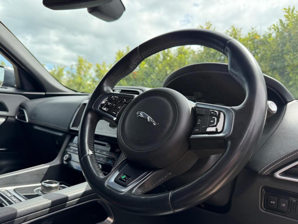 2017 Jaguar F-PACE thumbnail 48