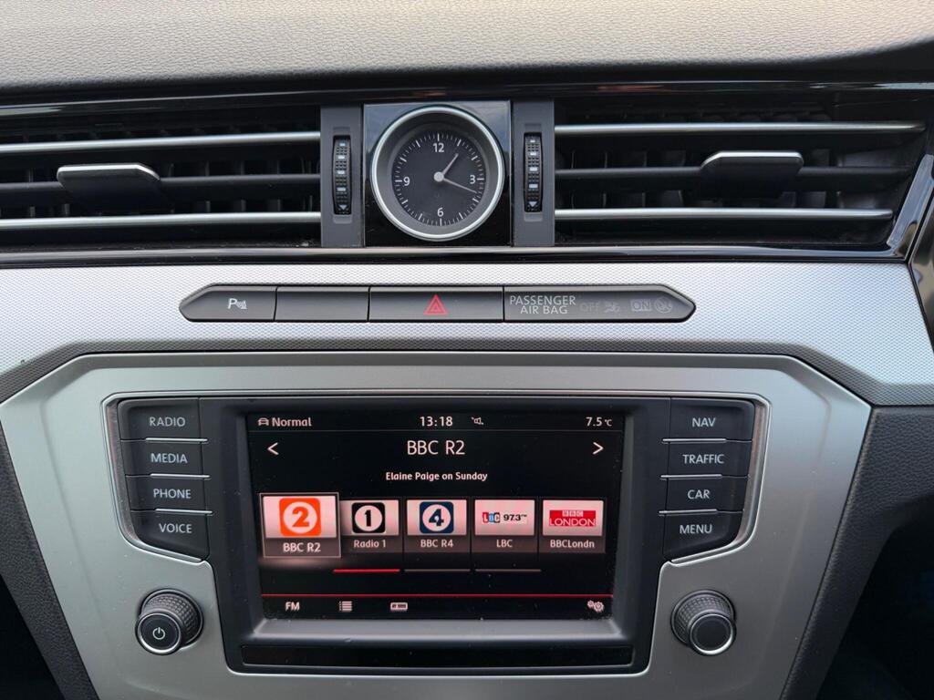 2016 Volkswagen Passat thumbnail 25