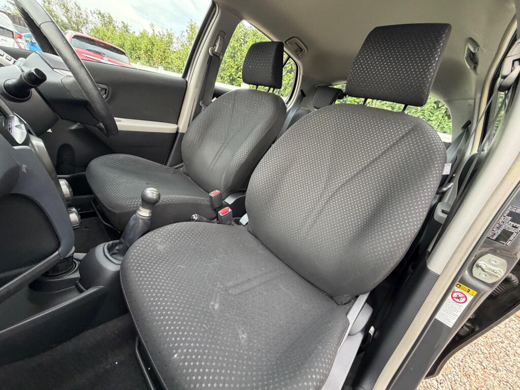 2011 Toyota Yaris thumbnail 27