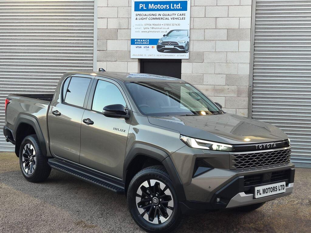 Toyota Hilux Pickup 2.8 D-4D-h Invincible Auto AWD Euro 6 4dr