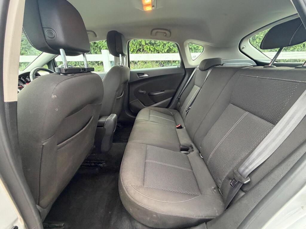 2014 Vauxhall Astra thumbnail 17