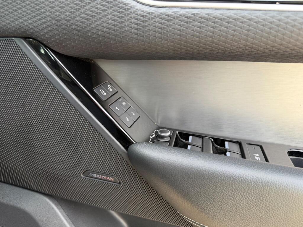 2017 Land Rover Range Rover Velar thumbnail 32