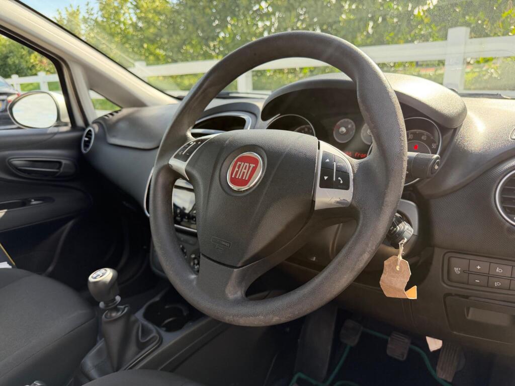 2015 Fiat Punto thumbnail 15