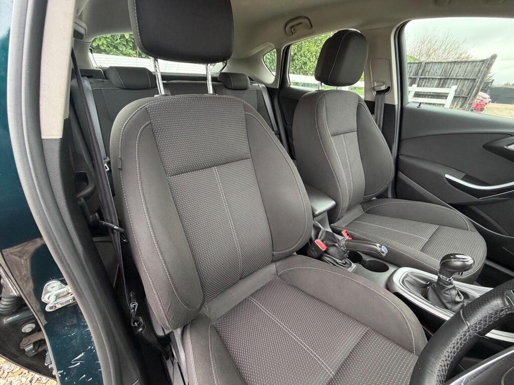 2014 Vauxhall Astra thumbnail 16