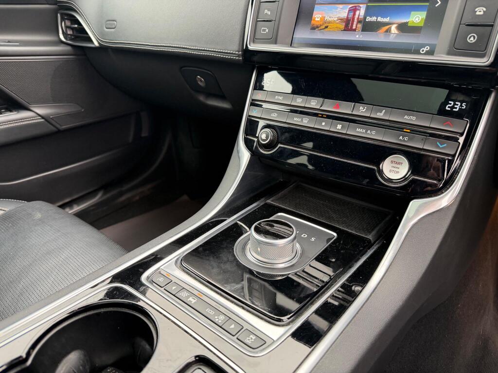 2015 Jaguar XE thumbnail 18