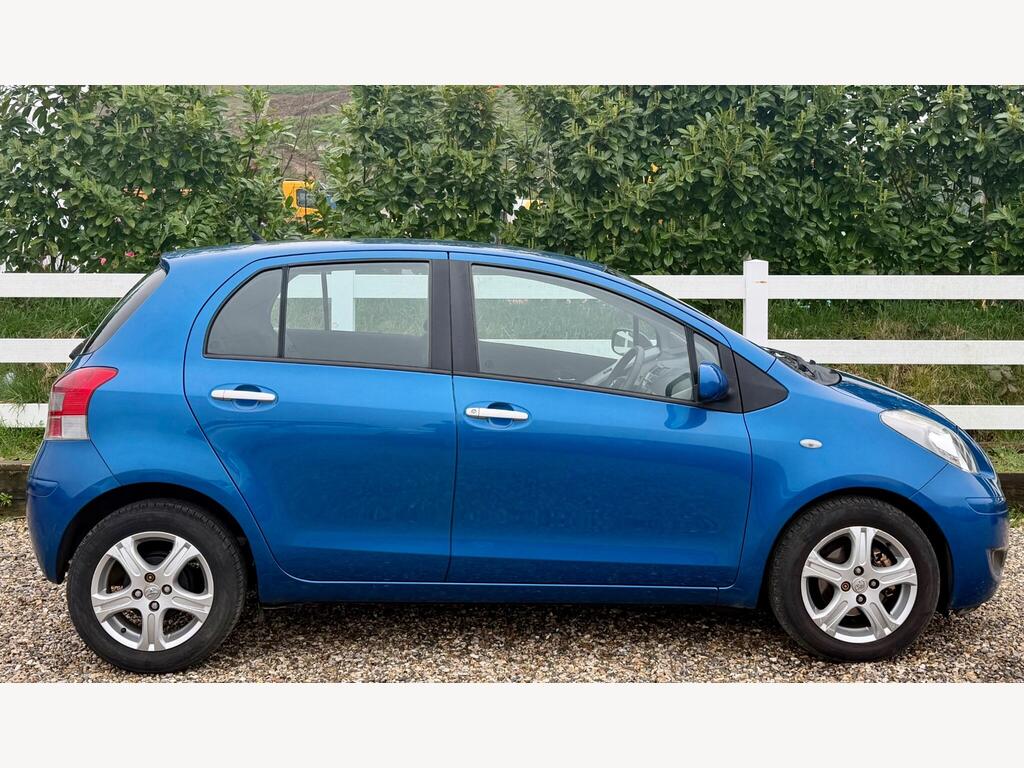 2010 Toyota Yaris thumbnail 12