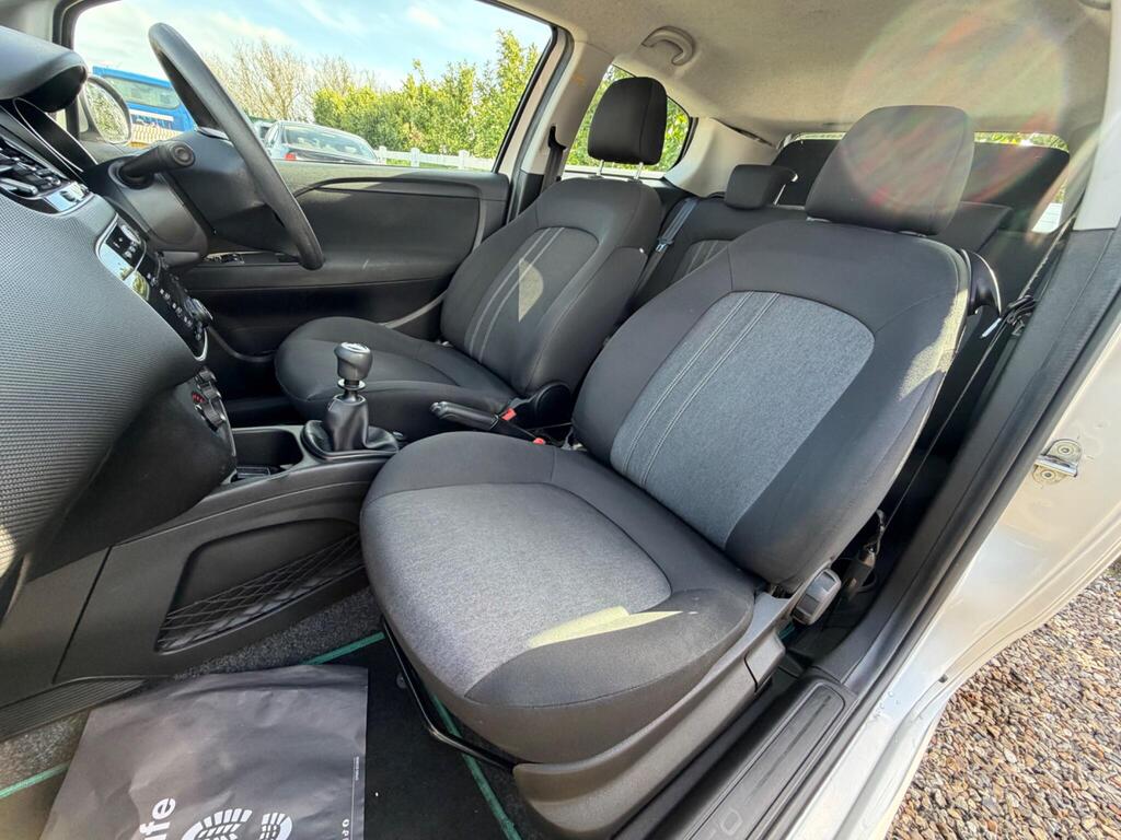 2015 Fiat Punto thumbnail 24