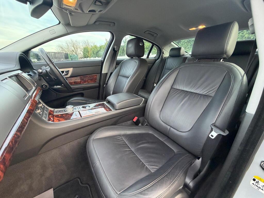 2010 Jaguar XF thumbnail 35