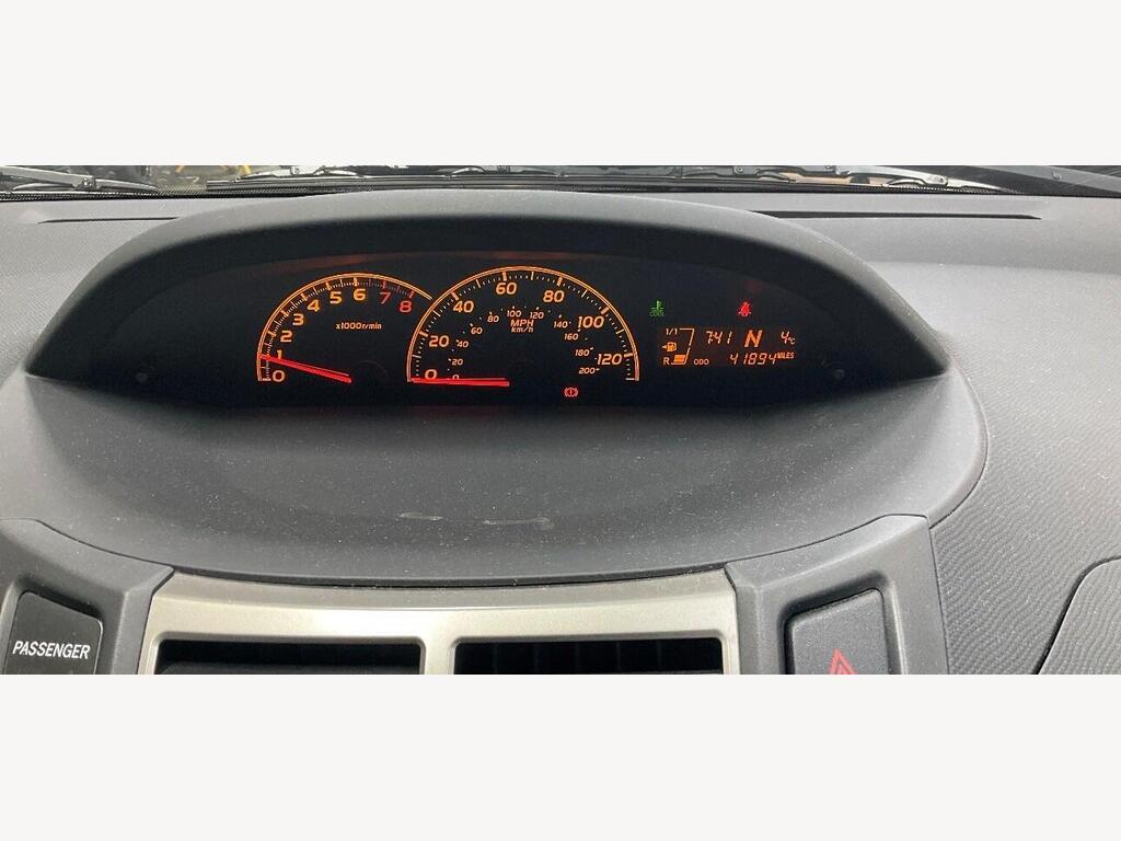 2010 Toyota Yaris thumbnail 10