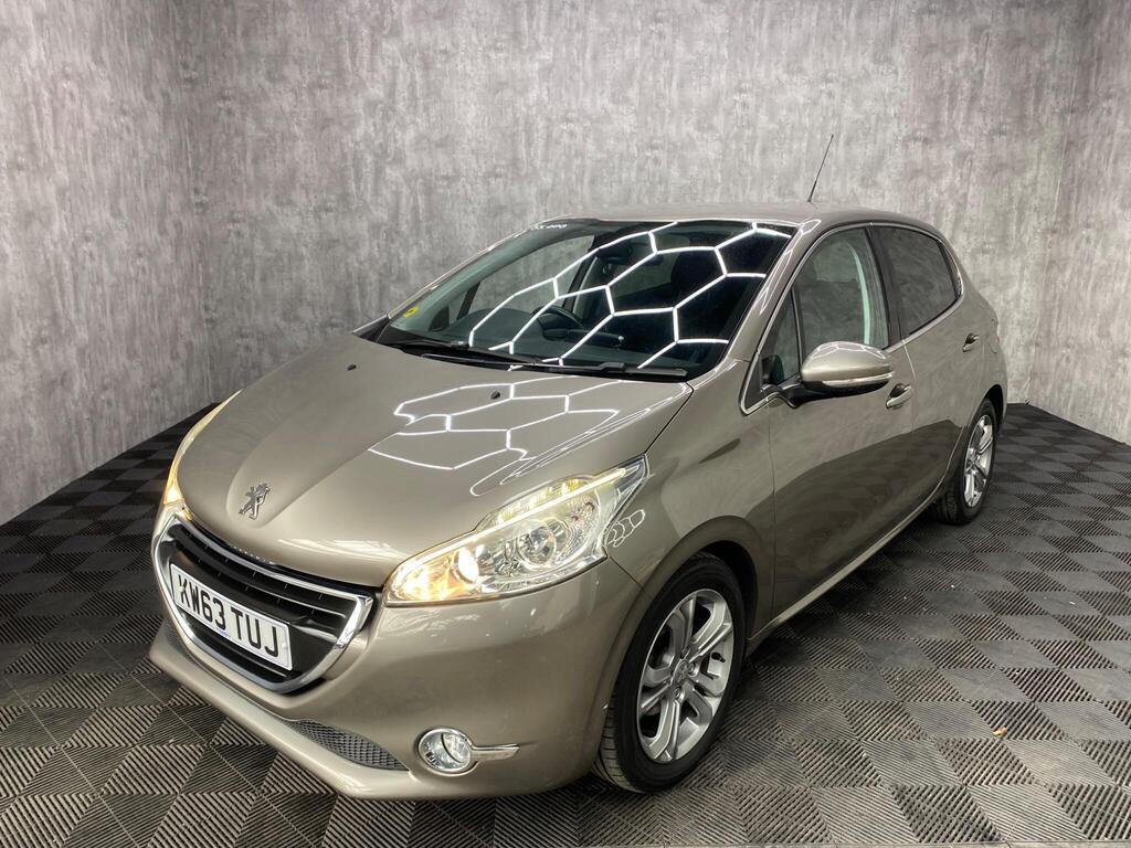 Peugeot 208 Hatchback 1.2 VTi Allure Euro 5 5dr