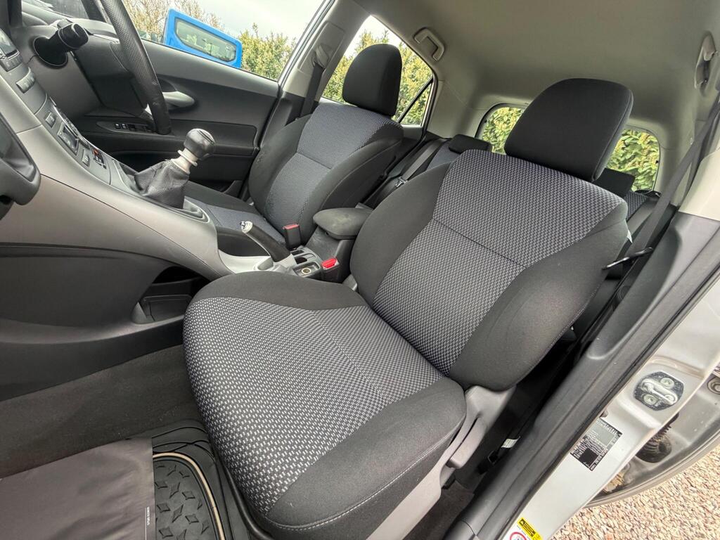 2010 Toyota Auris thumbnail 29