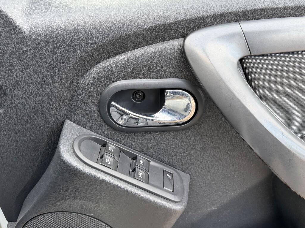 2016 Dacia Duster thumbnail 19