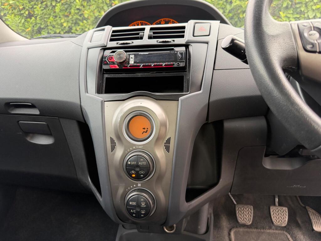 2011 Toyota Yaris thumbnail 14