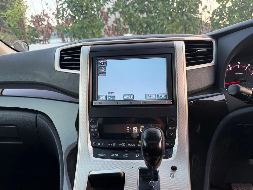 2013 Toyota Vellfire thumbnail 38