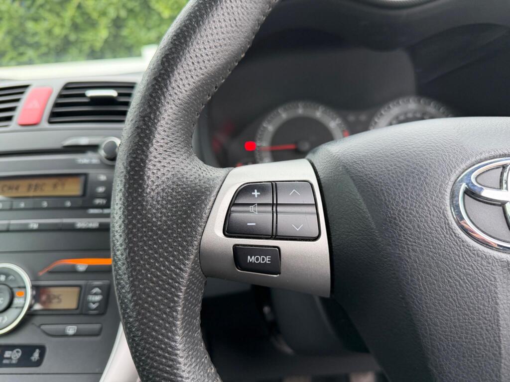 2012 Toyota Auris thumbnail 30