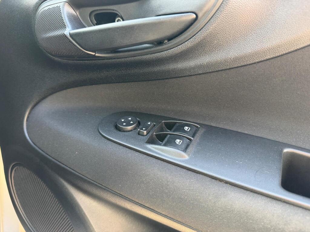 2015 Fiat Punto thumbnail 19