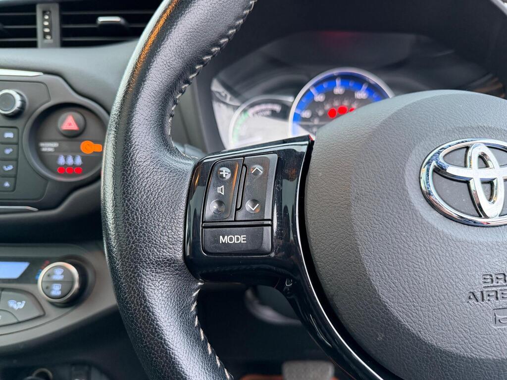 Toyota Yaris 1.5 VVT-h Orange Edition E-CVT Euro 6 5dr thumbnail 11