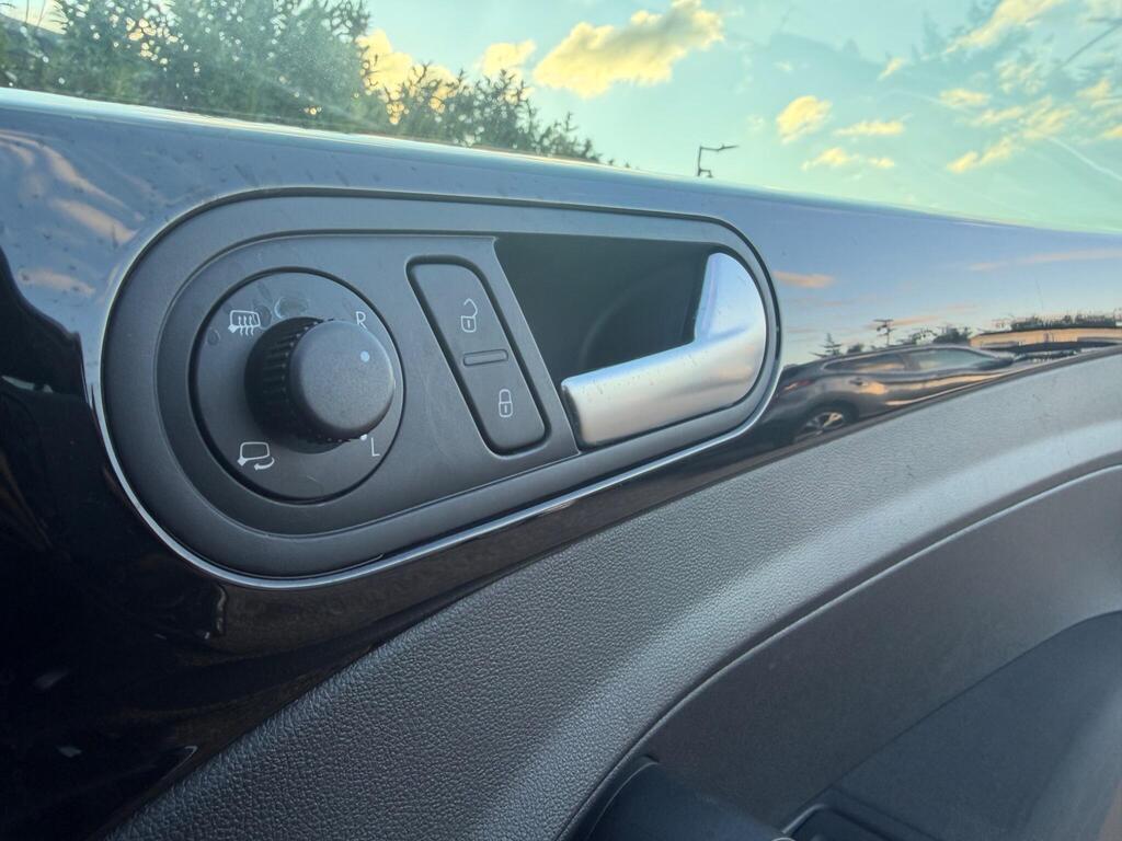 2014 Volkswagen Beetle thumbnail 20