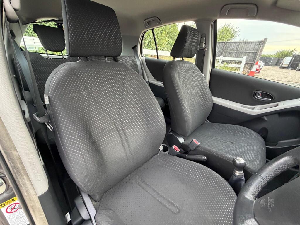 2011 Toyota Yaris thumbnail 15