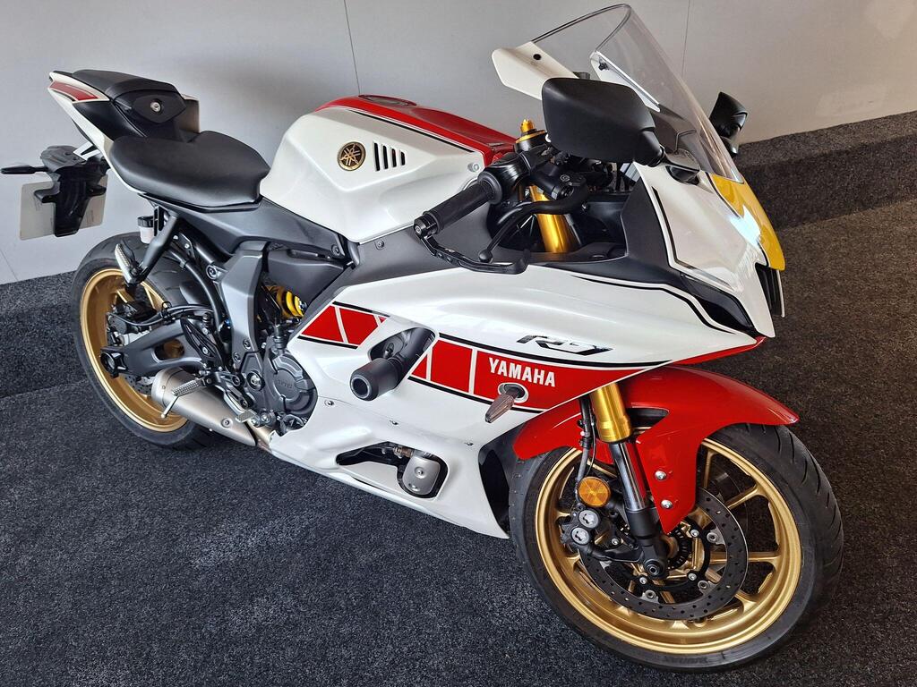 Yamaha R7