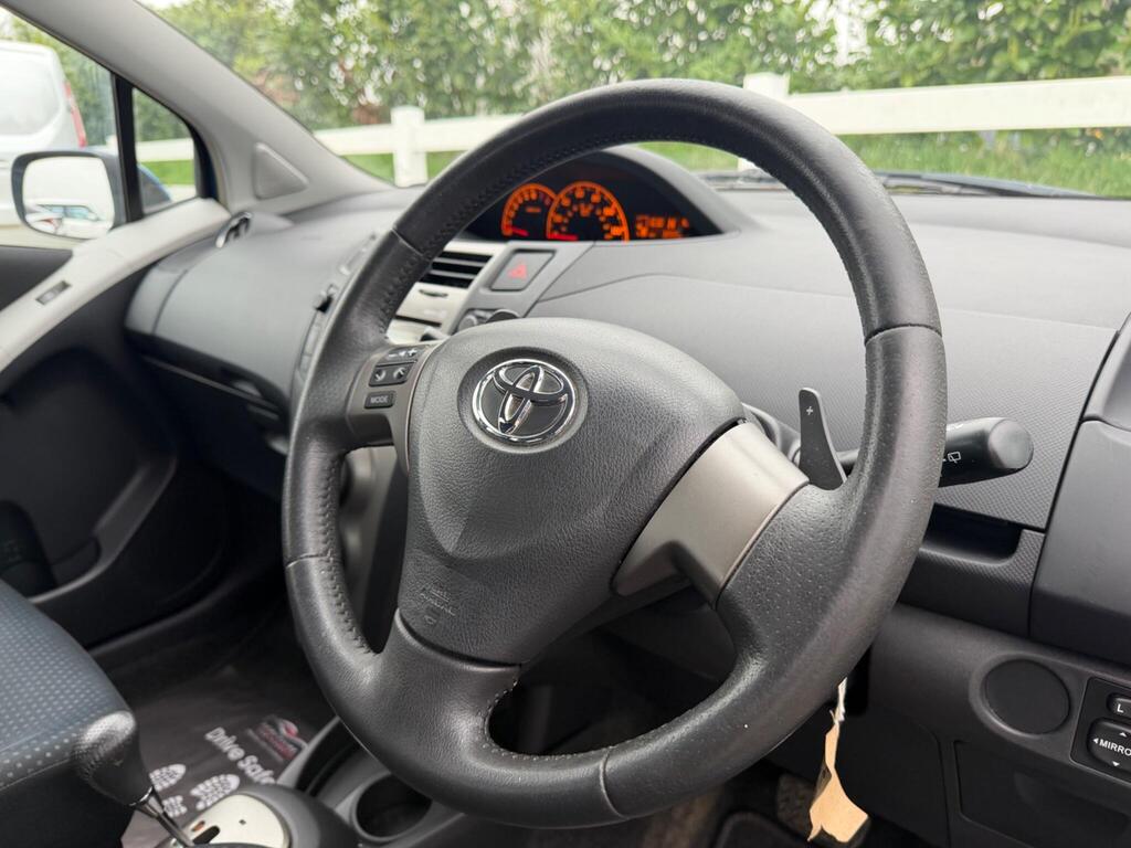 2010 Toyota Yaris thumbnail 32