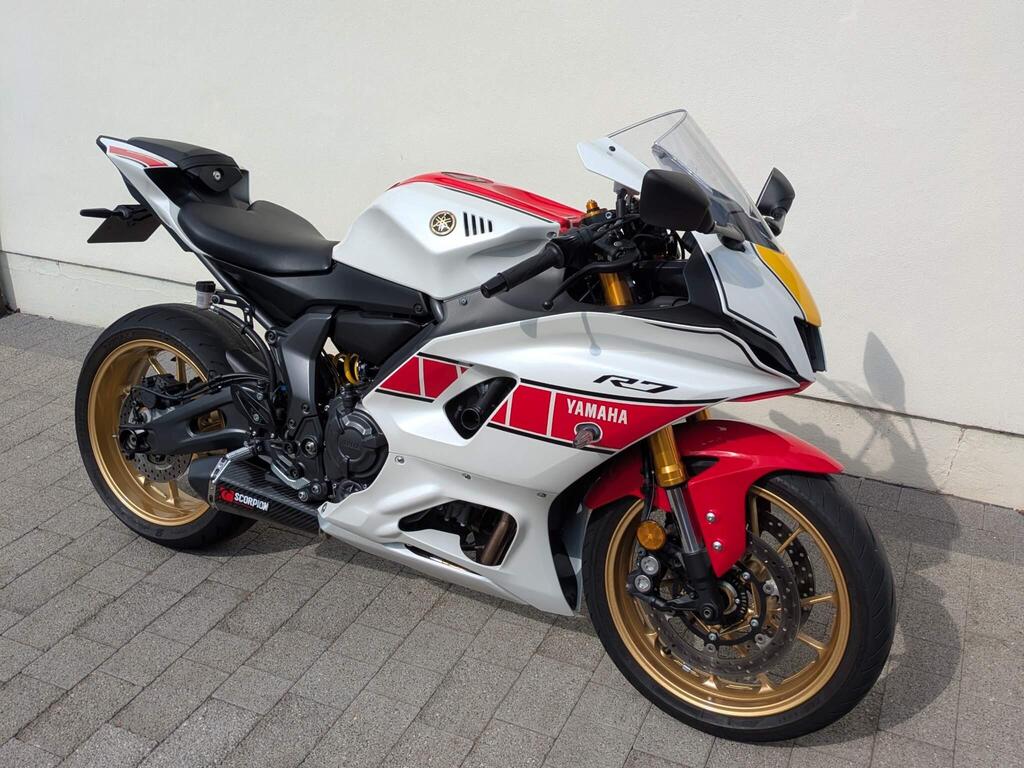 Yamaha R7