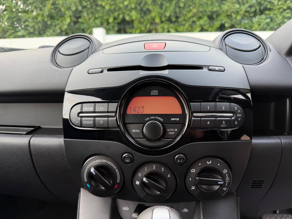 2012 Mazda Mazda2 thumbnail 12