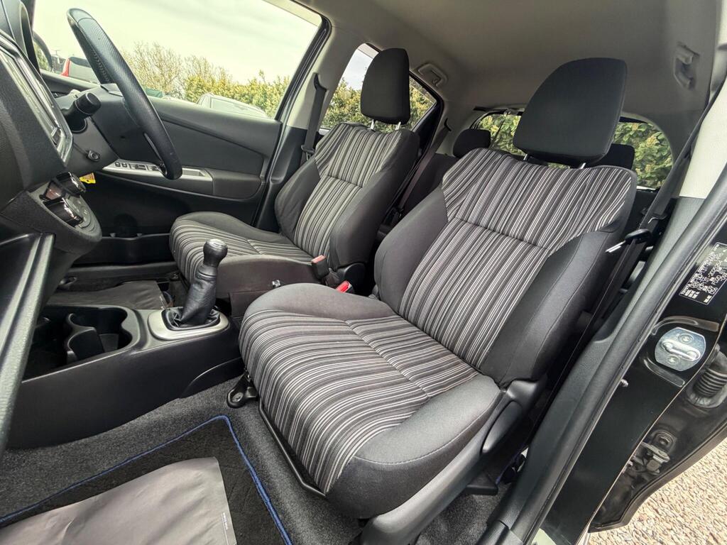 2016 Toyota Yaris thumbnail 31