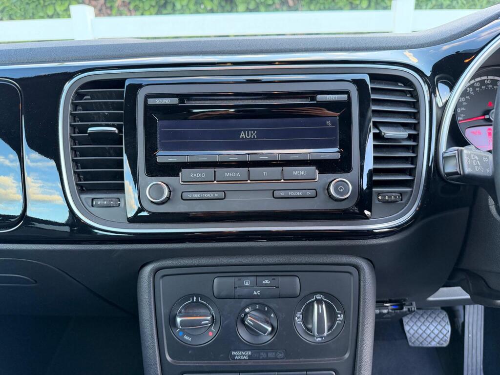 2014 Volkswagen Beetle thumbnail 22