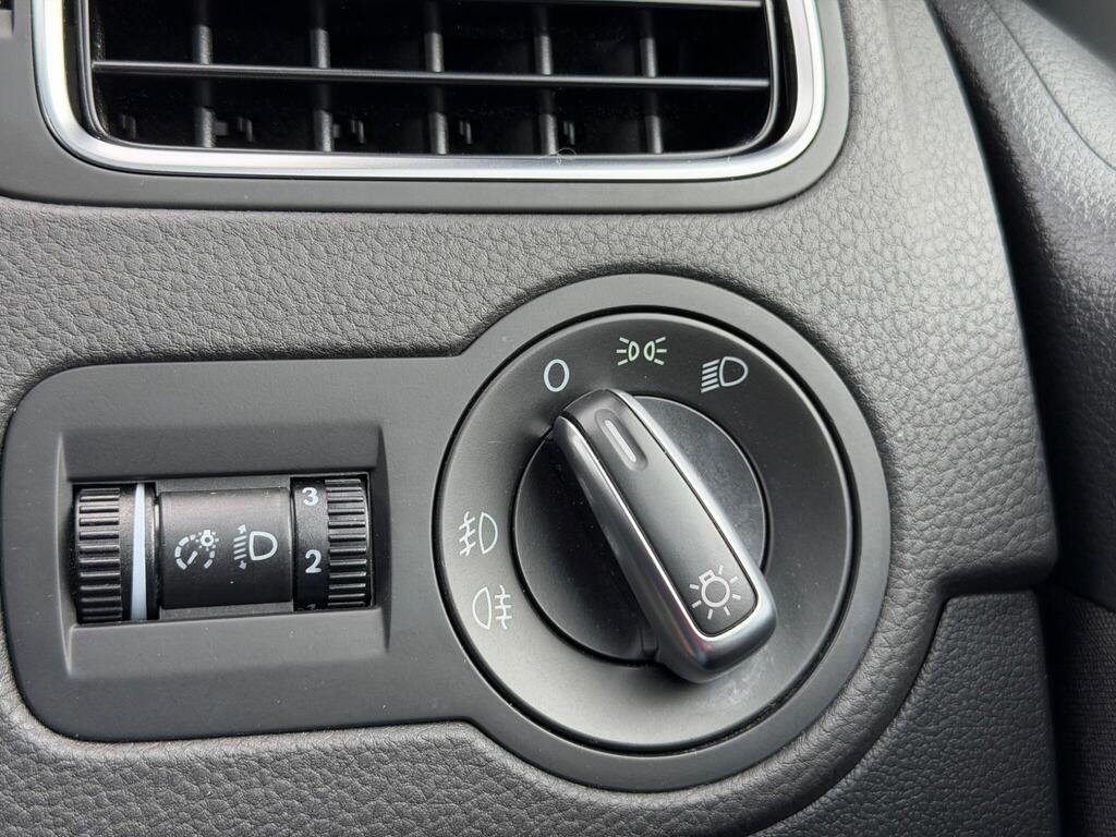 2013 Volkswagen Polo thumbnail 22