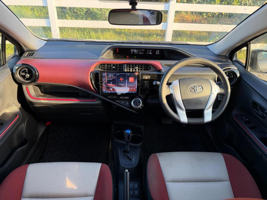 2015 Toyota Aqua thumbnail 2