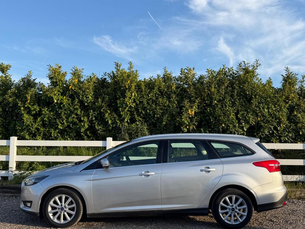 2017 Ford Focus thumbnail 10