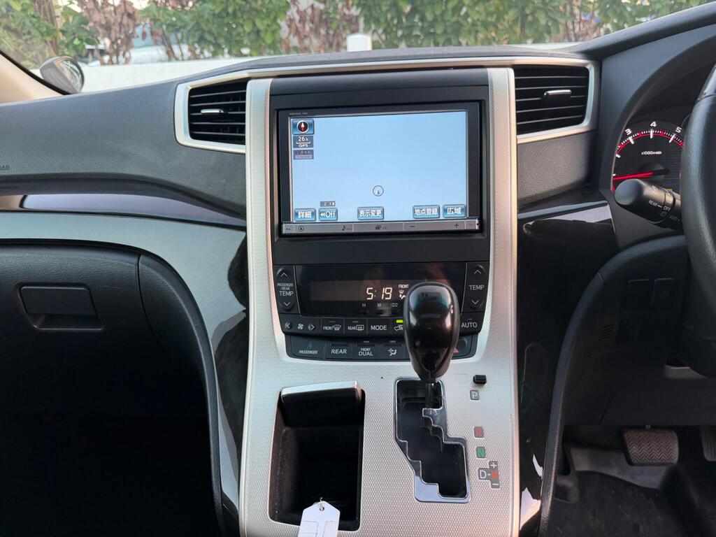 2013 Toyota Vellfire thumbnail 37