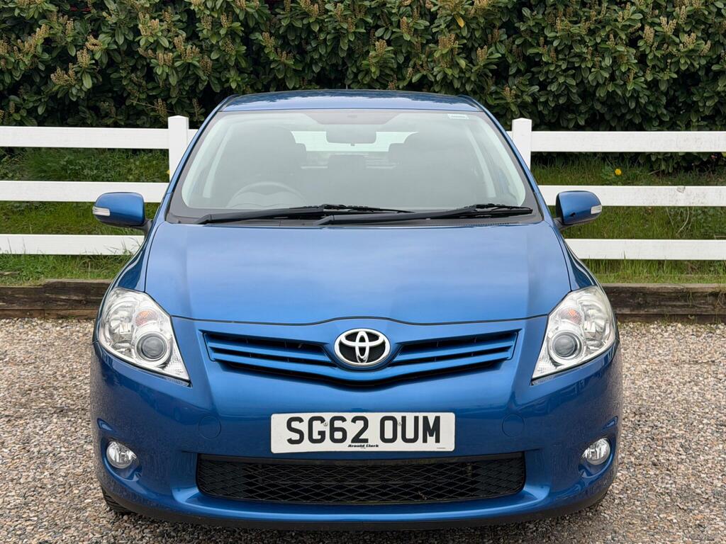 2012 Toyota Auris thumbnail 3